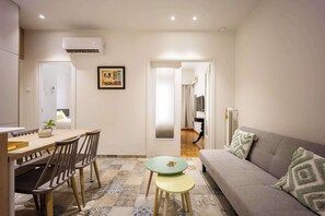 TV - Spacious & Well Designed•2BR Apartment in Pangrati (Athina)