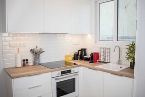 Fridge, oven, stovetop, coffee/tea maker