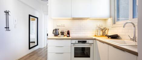 Refrigerador, horno, parrilla de estufa y cafetera y tetera