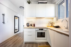 Refrigerador, horno, parrilla de estufa y cafetera y tetera 