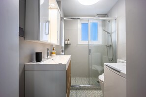 Shower, hair dryer, towels