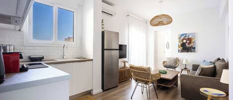 Refrigerador, horno, parrilla de estufa y cafetera y tetera