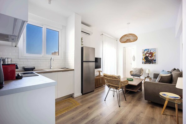 Fridge, oven, stovetop, coffee/tea maker