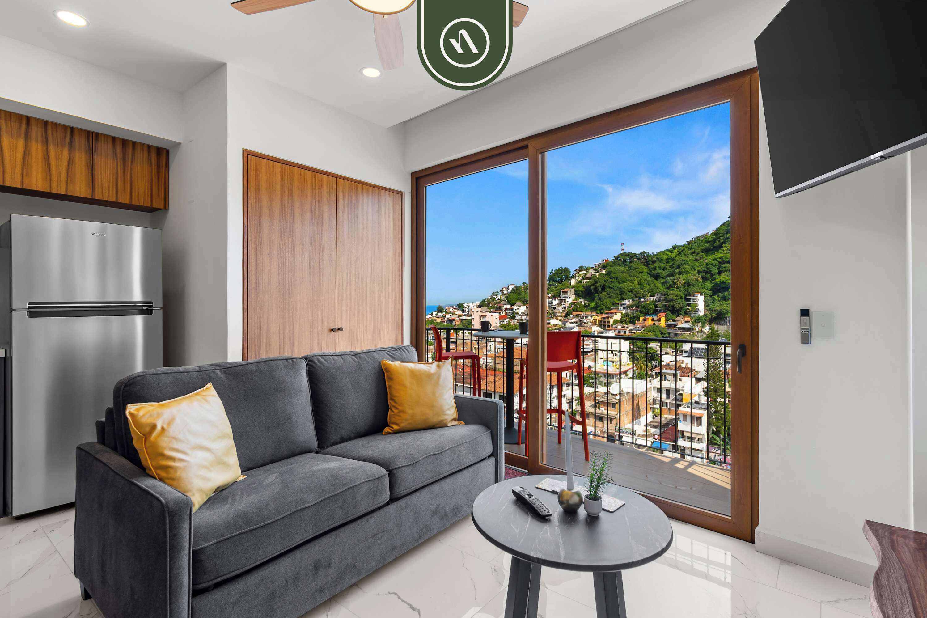 Departamento, 1 cama Queen size y sofá cama, balcón, vista al océano (Luz 401) | Área de sala de estar | Televisión de pantalla plana de 42 pulgadas con canales digitales 