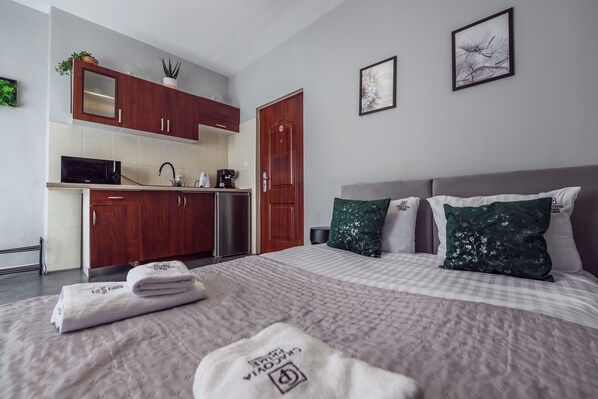Iron/ironing board, WiFi, bed sheets