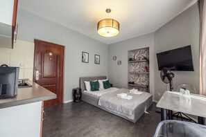 Iron/ironing board, WiFi, bed sheets