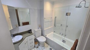Shower, hair dryer, towels - Stylish 1-Bed escape with views across Berrys Bay (McMahons Point)