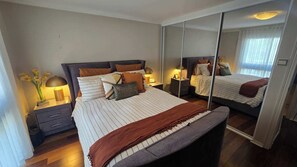 1 habitación, escritorio, tabla de planchar con plancha y wifi