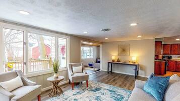 Een televisie en een open haard