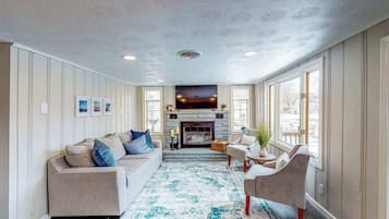 Een televisie en een open haard