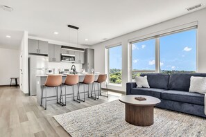 Interior - Vibrant & Sunny 2BR | Cleveland Clinic (Cleveland)