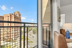 Interior - Vibrant & Sunny 2BR | Cleveland Clinic (Cleveland)