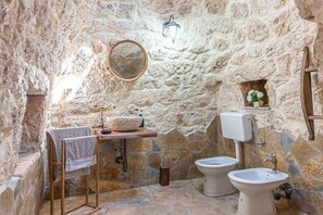 Shower, bidet, towels