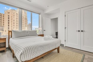 Desk, iron/ironing board, WiFi, bed sheets