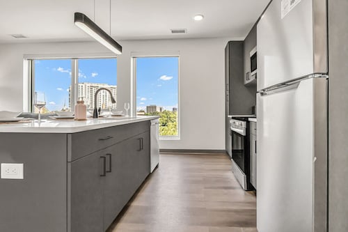 Modern & Elegant 2BR | Cleveland Clinic