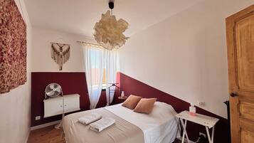 2 bedrooms, iron/ironing board, internet, bed sheets