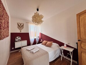 2 chambres, fer et planche à repasser, accès Internet, draps fournis