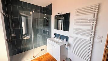 Dusche, Haartrockner, Handtücher, Toilettenpapier