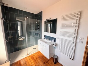 Dusche, Haartrockner, Handtücher, Toilettenpapier