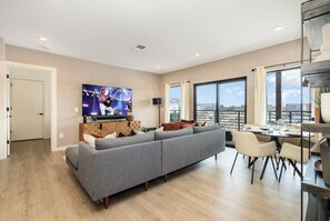 Älytelevisio, takka, pöytätennispöytä