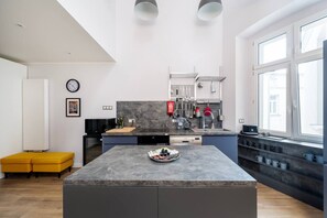 Frigorífico, microondas, horno y placa de cocina