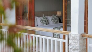Ein Schlafzimmer mit einem Bett, einem Nachttisch und einem Fenster.