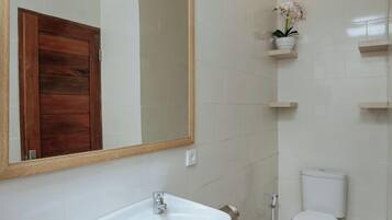 Quarto casal luxo | Banheiro | Roupões de banho, bidê