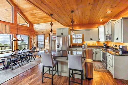Luxury Blue Ridge Cabin - Panoramic Views, Fall Foliage, Relaxing Hot Tub