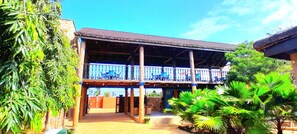 2 bars/lounges, 2 beach bars
