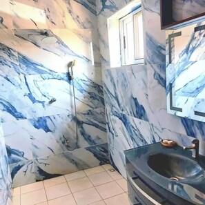 Habitación Deluxe doble, patio, vistas al jardín | Baño | Ducha, albornoces, toallas y jabón