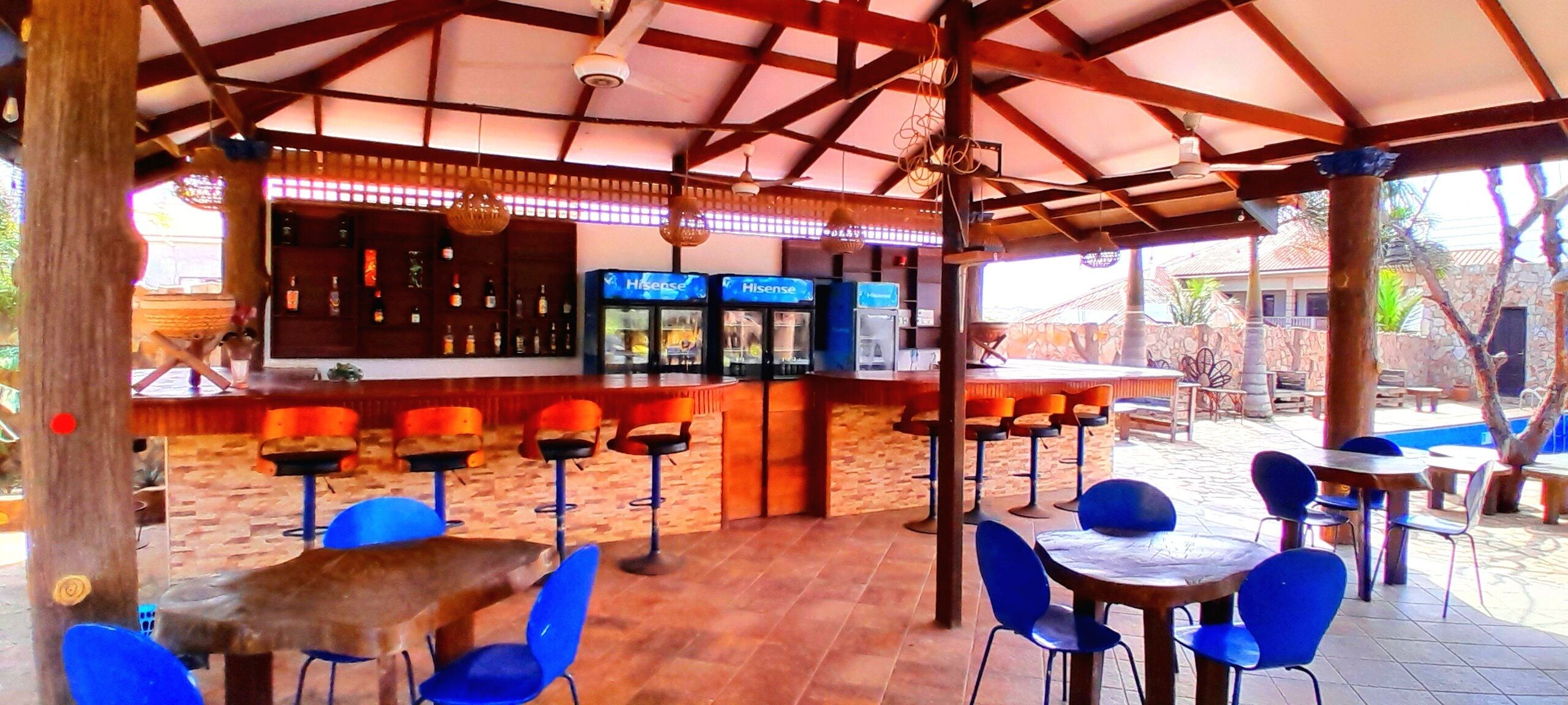 2 bars/lounges, 2 beach bars