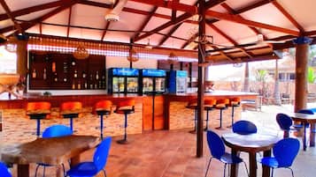 2 bar/lounge, 2 bar pantai