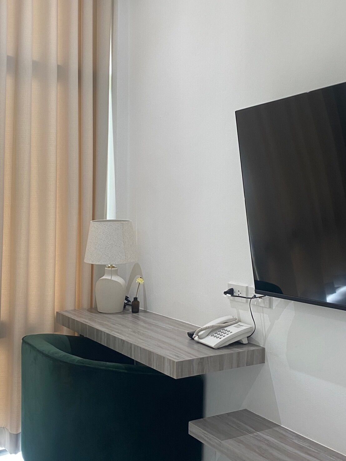 Desk, laptop workspace, free WiFi