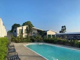 Una piscina al aire libre