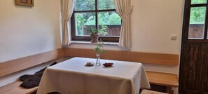 Appartement, balcon, vue montagne | Restauration dans la chambre