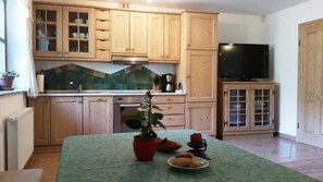 Apartment, 1 Bedroom, Balcony, Mountain View | Private kitchen