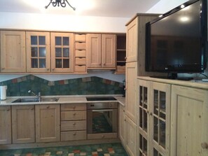 Apartment, 1 Bedroom, Balcony, River View | Private kitchen