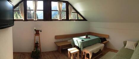 Apartment, 2 Schlafzimmer, Bergblick | Wohnbereich