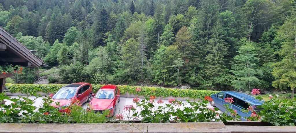 Egy parkoló, ahol három autó egymás mellett parkol.