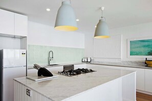 ثلاجة، ميكروويف، موقد طهي مسطح، غسالة أطباق