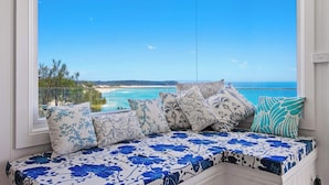 A balcony with a view of the ocean and beach. - Fairwinds Manyana Stunning Views (Manyana)