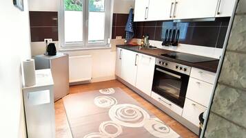 Frigorífico, horno, placa de cocina y lavavajillas