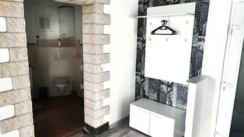 Ducha, secador de pelo y toallas