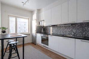 冷蔵庫、電子レンジ、オーブン、コンロ