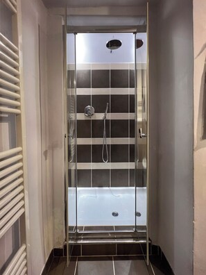 Dusche, Haartrockner, Bidet, Handtücher