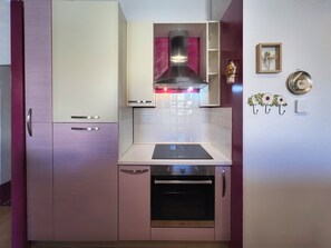 冷蔵庫、電子レンジ、オーブン、コンロ