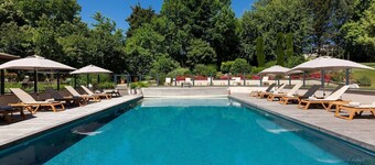 Apartment with pool/park view