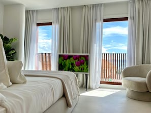 Double Room, Beach View | Peti besi dalam bilik, langsir/tirai gelap terus, Wi-fi percuma
