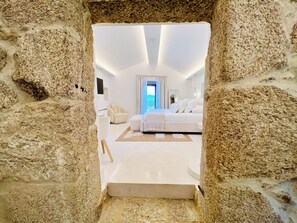 Suite – standard, sjøutsikt | Safe på rommet, blendingsgardiner og wi-fi (inkludert)