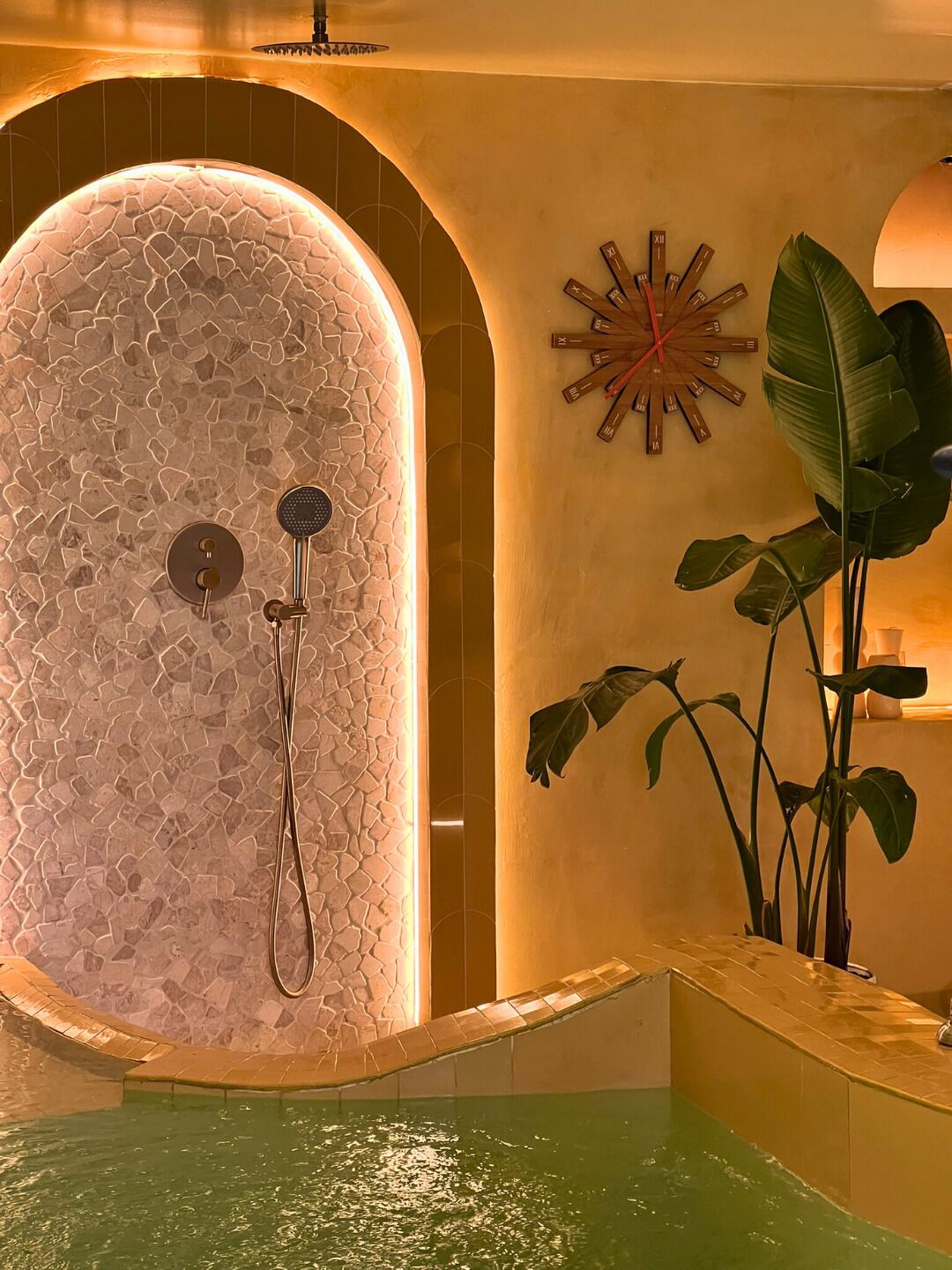 三溫暖烤箱、浴缸、美體療程、芳療、深層組織按摩、敷體療程